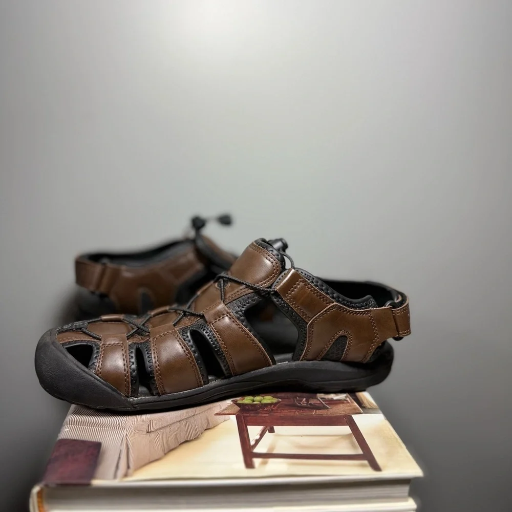 Khombu Size 11 Brown and Black Sandals